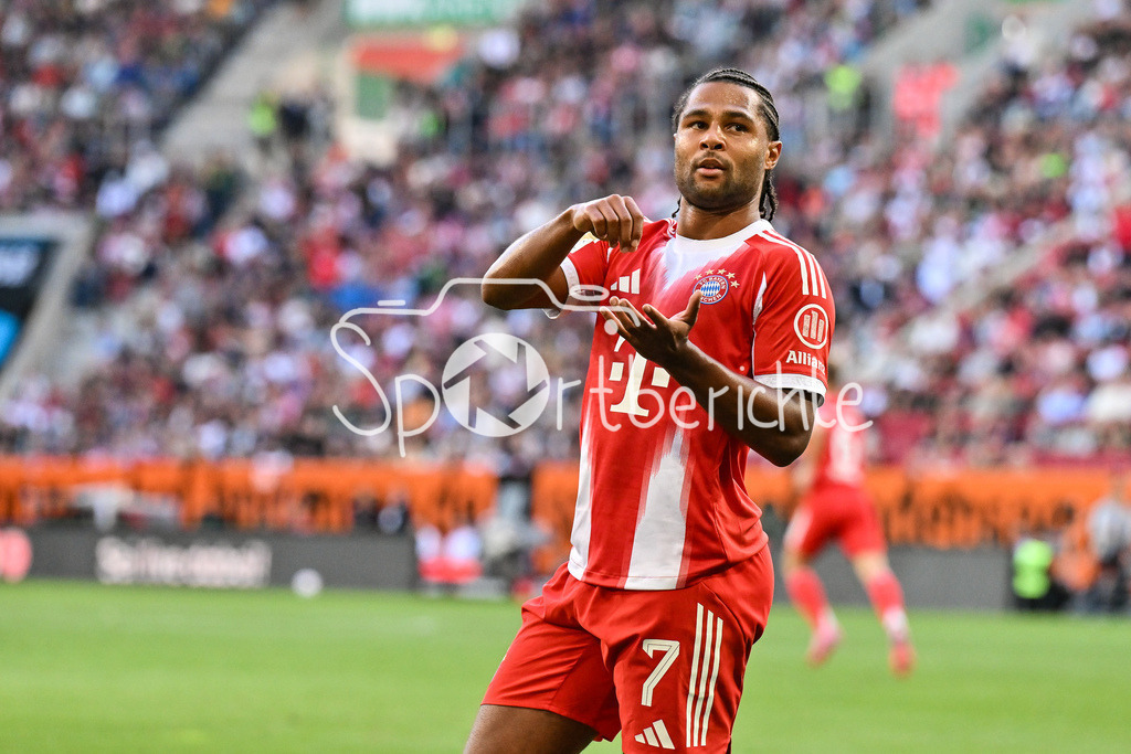 FC Augsburg - FC Bayern München | Jubel nach dem Treffer zum 0-1 durch Serge GNABRY (FC Bayern Muenchen 7) / Tor / Torschuetze / Freude / Happy, Bundesliga: FC Augsburg - FC Bayern München; WWK-Arena am 30.08.2025, DFL REGULATIONS PROHIBIT ANY USE OF PHOTOGRAPHS AS IMAGE SEQUENCES AND/OR QUASI-VIDEO