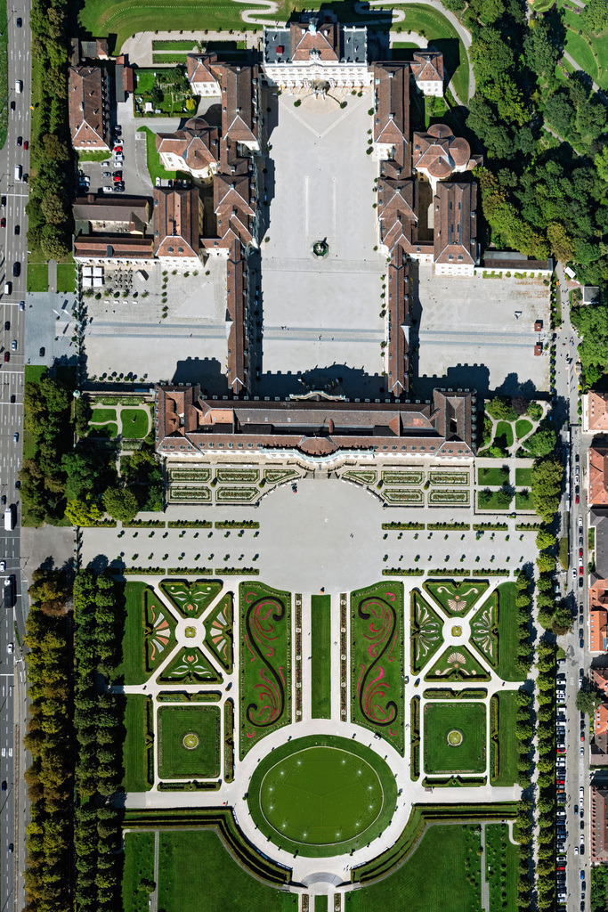 dr__0203533.jpg | LUDWIGSBURG 07.09.2023 Senkrecht- Luftbild aus der Satelliten- Perspektive vom Palais des Schloss in Ludwigsburg im Bundesland Baden-Württemberg, Deutschland. 