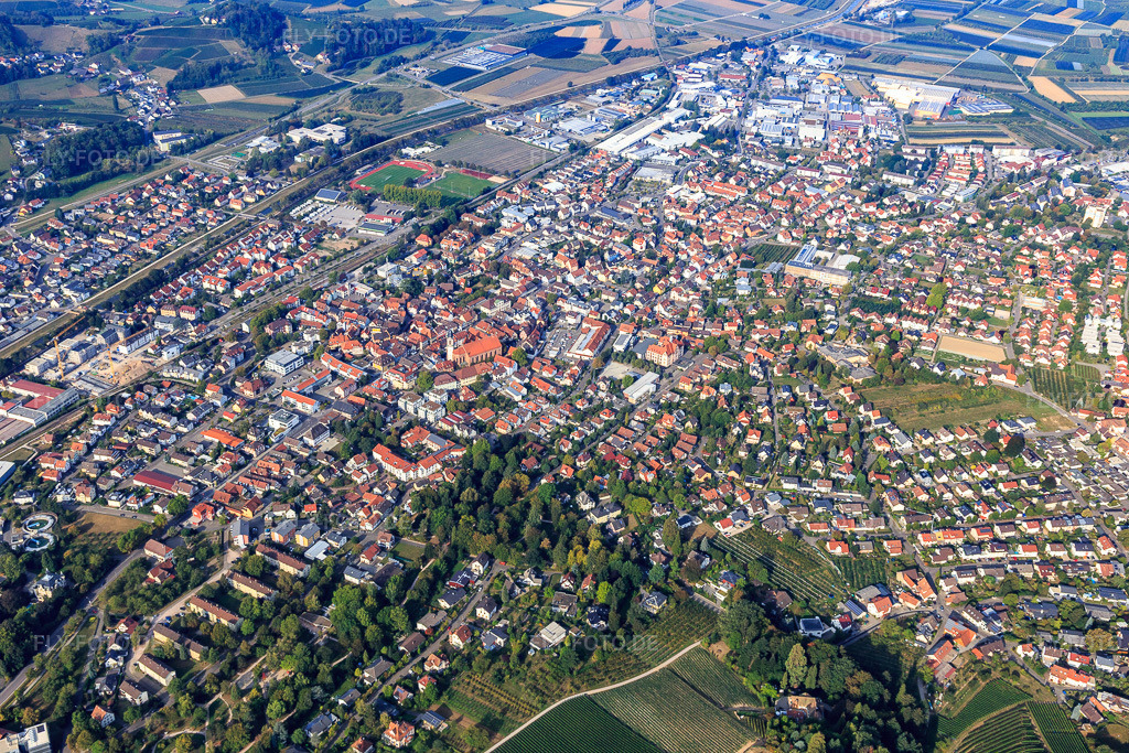 Luftbild: Stadtübersicht aus Nordosten in Oberkirch im Bundesland Baden-Württemberg in Deutschland. Foto: IMG_008920.jpg vom 20.09.2020 durch Werner Riehm/FLY-FOTO.de
