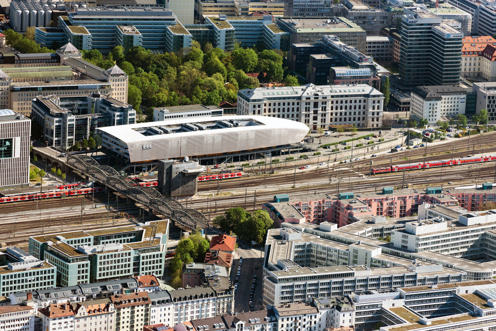 dr__0051703.jpg | MüNCHEN 23.04.2020 ZOB Omnibus- Bahnhofs- Terminal an Arnulfstraße der Verkehrsbetriebe im Ortsteil Ludwigsvorstadt in München im Bundesland Bayern, Deutschland. Weiterführende Informationen bei: ALPINE Bau CZ a.s.,  Auer Weber Assoziierte GmbH,  H-BAU Technik GmbH,  HOCHTIEF Aktiengesellschaft AG,  WealthCap Objekt Hackerbrücke GmbH & Co. KG. // Central Bus Station to Arnulfstrasse the Public Transportation in the district Ludwigsvorstadt in Munich in the state Bavaria, Germany. Further information at: ALPINE Bau CZ a.s.,  Auer Weber Assoziierte GmbH,  H-BAU Technik GmbH,  HOCHTIEF Aktiengesellschaft AG,  WealthCap Objekt Hackerbruecke GmbH & Co. KG. Foto: Daniel Reiter