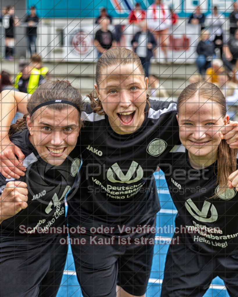 20250529_145714_1409-Bearbeitet | #,  SGM Wendlingen-Ötlingen II (blau) vs. 1.FC Donzdorf II (schwarz), Fussball, Frauen-Bezirkspokal Finale Saison 2024/2025, Rasenplatz VfL Stadion Kirchheim, Jesinger Straße 105, 73230 Kirchheim, 29.05.2025 - 13:00 Uhr,Foto: PhotoPeet-Sportfotografie/Peter Harich