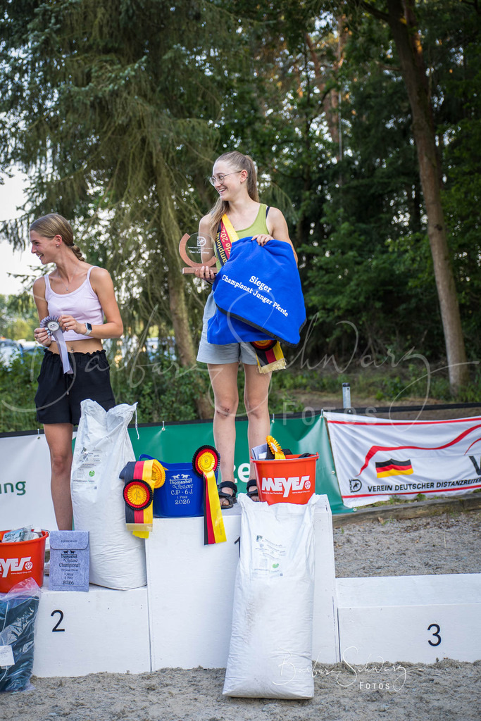 Siegerehrung_2026-06-27_29 | Stimmungsvolle Fotografie von Pferden, fotografische Begleitung von Veranstaltungen, Golfturnieren und Distanzritten - Realisiert mit Pictrs.com