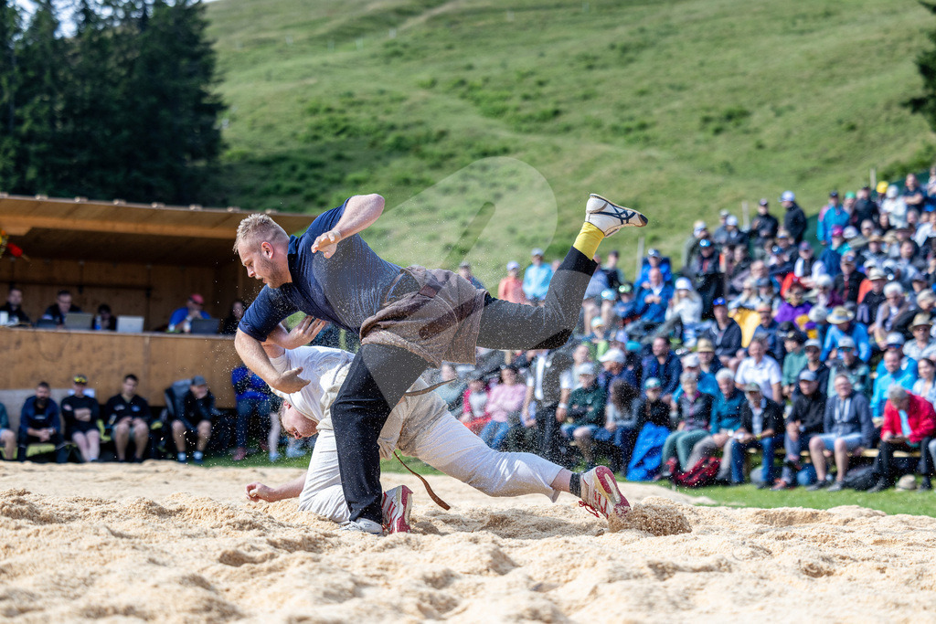 Rigi2025_0454 | Die Schwinger des Schwyzer Kantonalen Schwingerverbandes: Fotos, die Dynamik und Leidenschaft festhalten, sowie emotionale Momente aus dem traditionellen Schwingsport zeigen. - Realisiert mit Pictrs.com