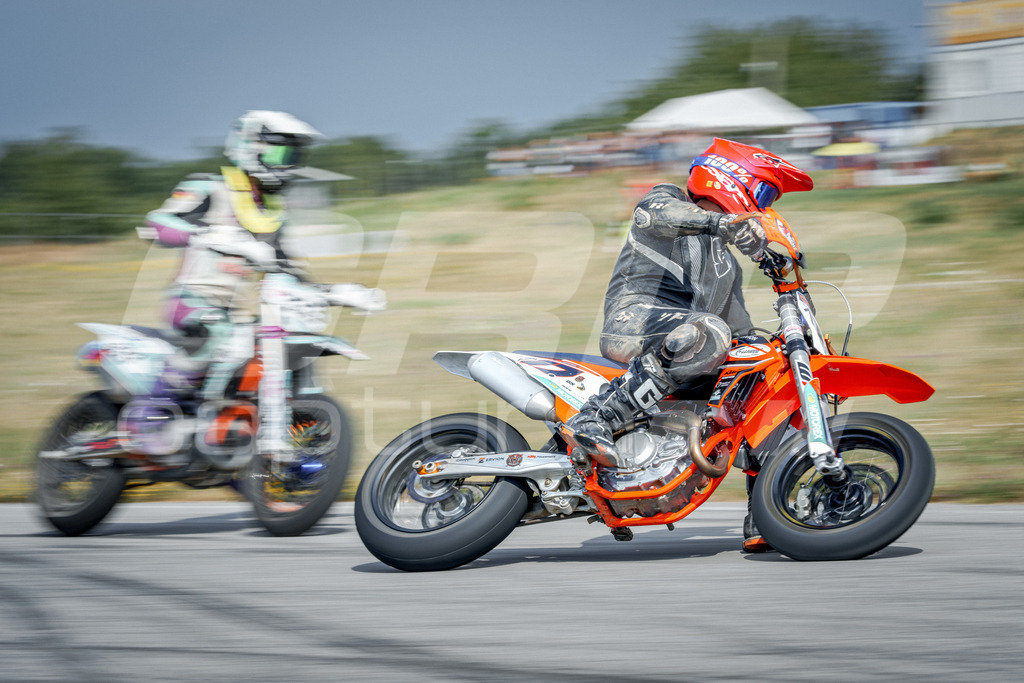 SuperMoto_Staatsmeisterschaft_Fuglau-628 | GRIPcapture steht für authentische Sportfotografie in Österreich – für Momente, die mehr sind als Geschwindigkeit oder Ergebnis. Es geht um Emotion, Spannung, Fokus und den Augenblick, der oft nur einen Wimpernschlag dauert.Ob Motorsport, Teamsport oder 