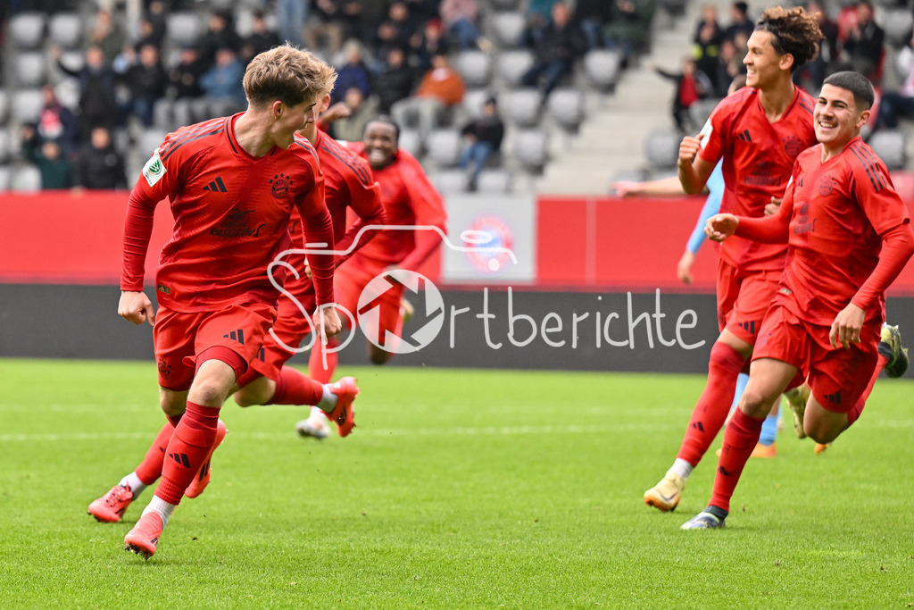 FC Bayern München U19 - TSV 1860 München U19 | Grenzenloser Jubel nach dem Treffer zum 2-1 fuer den FC BAyern durch Maximilian SCHUHBAUER (FC Bayern U19 #14) / Tor / Torschuetze / Freude / Happy / U19 DFB Nachwuchsliga: FC Bayern Muenchen U19 - TSV 1860 Muenchen U19, FC Bayern Campus am 02.11.2024