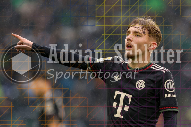 Borussia Mönchengladbach vs FC Bayern München - Bundesliga  | Mönchengladbach, Deutschland, 25.10.25:   Lennart Karl (FC Bayern München) gestikuliert, Gestik waehrend des Spiels der Bundesliga zwischen Borussia Mönchengladbach vs FC Bayern München im Stadion im Borussia Park(Foto von Brauer-Fotoagentur / Adrian Schlueter)