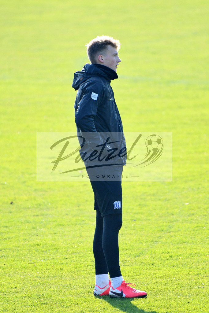 20200207_TRAOSN_0054 | Fußball, Herren: Simon Haubrock (VfL Osnabrueck) schaut waehrend der Trainingseinheit des VfL Osnabrueck im Sportpark Illoshoehe am 07.02.2020 in Osnabrueck, Deutschland. - Realisiert mit Pictrs.com