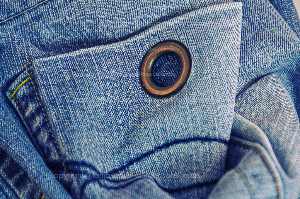 Jeans Tasche D | Makro Aufnahme einer Jeans Hosentasche mit großer Niete. Dekorative Strukturen. Statement Bild für ein Lebensgefühl.