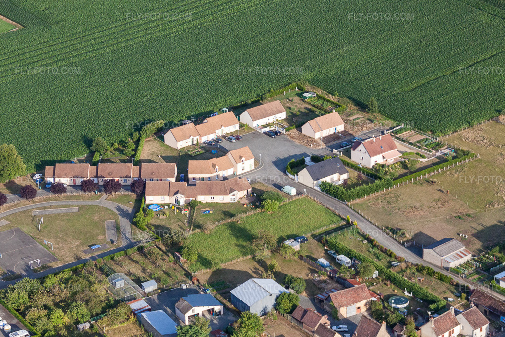 Aerial view: View of the town in Semur-en-Vallon in the state Sarthe, France. – Photo: IMG_19921.jpg taken on 07/28/2009 by Werner Riehm/FLY-FOTO.com – Resolution of the original: 4478 x 2985 px