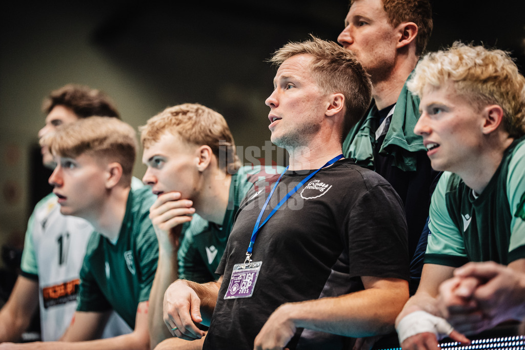 Volleyball | Herren | Saison 2025/2026 | Volleyball Ligacup | FT 1844 Freiburg vs. Helios GRIZZLYS Giesen | 12.10.2024 | Trainer Jakob Schönhagen bei seinen Spielern
