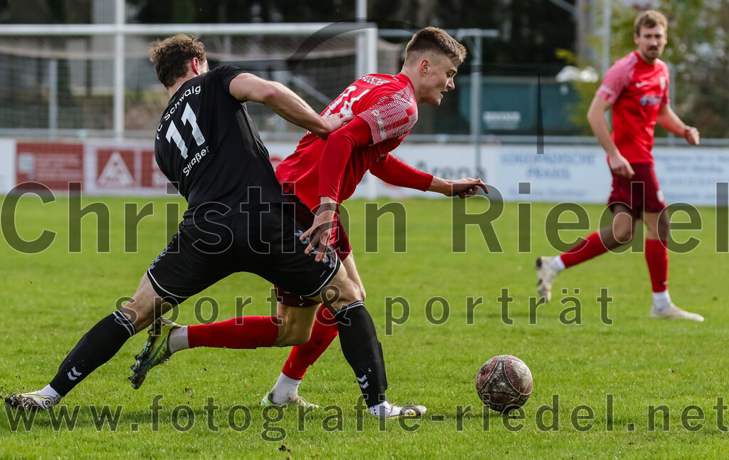 2024-02-24_030_FC_Schwaig_gegen_TSV_1880_Wasserburg | Oberding, Deutschland, 24.02.2024:
Fußball, 2. Runde Qualifikation TOTO-Pokal 2023 / 2024, 1. Spieltag, FC Schwaig gegen TSV 1880 Wasserburg, Endergebnis: 2:3

Markus Straßer (FC Schwaig, #11), Matthias Rauscher (TSV 1880 Wasserburg, #24)

Foto: Christian Riedel / fotografie-riedel.net