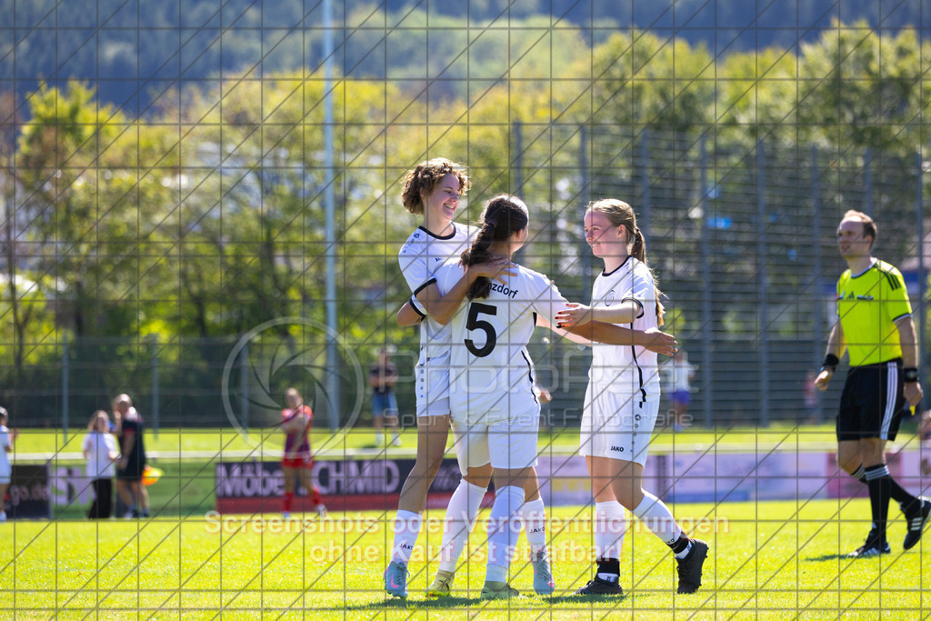 20260906_122743_0272_(c)_by_PhotoPeet | #,1.FC Donzdorf (weiß) vs. 1.FC Heidenheim 1846 (rot), Fußball, Frauen-Verbandspokal Gruppe 2, 2. Runde, Saison 2026/2027, Rasenplatz Lautertal Stadion, Süßener Straße 16, 73072 Donzdorf, 06.09.2026 - 11:00 Uhr,Foto: PhotoPeet / Sport- &amp; Eventfotografie / Peter Harich