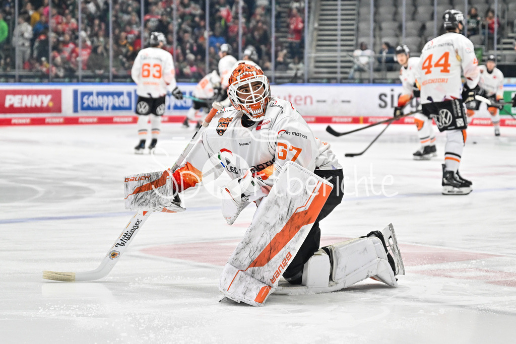 Augsburger Panther - Grizzlys Wolfsburg | AUGSBURG, GERMANY - 15. MARCH: Im Bild Hannibal WEITZMANN (Grizzlys Wolfsburg 67) / Einzelfoto / Freisteller vor dem Match zwischen den Augsburger Panthern und den Grizzlys Wolfsburg am 52. Spieltag der Penny DEL im Curt Frenzel Stadion