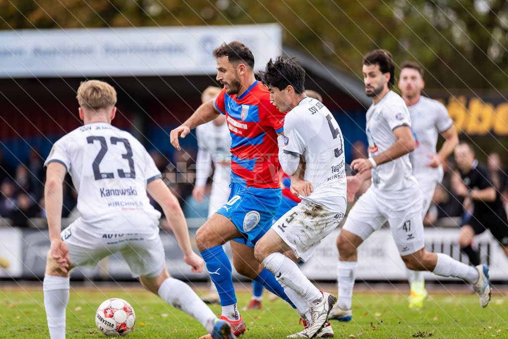 20251031_Picselweb-Fotografie_1R3_1820 | Tom Kanowski (23, SSV Jeddeloh II), Haris Hyseni (10, SV Drochtersen/Assel), Keita Taguchi (5, SSV Jeddeloh II), Gazi Siala (47, SSV Jeddeloh II) - Realisiert mit Pictrs.com