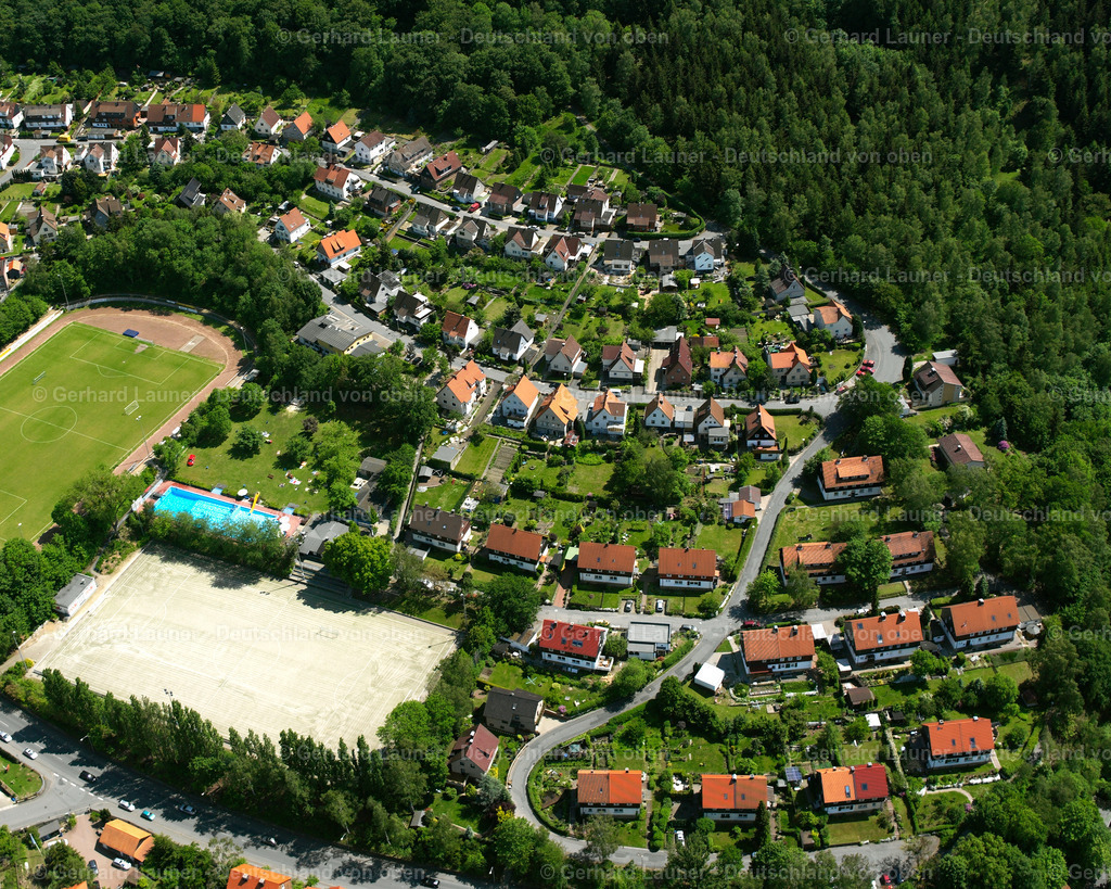 2638429 | OKER 09.06.2006 Wohngebiet - Mischbebauung der Mehr- und Einfamilienhaussiedlung  in Oker im Bundesland Niedersachsen, Deutschland // Residential area - mixed development of a multi-family housing estate and single-family housing estate  in Oker in the state Lower Saxony, Germany Foto: Gerhard Launer