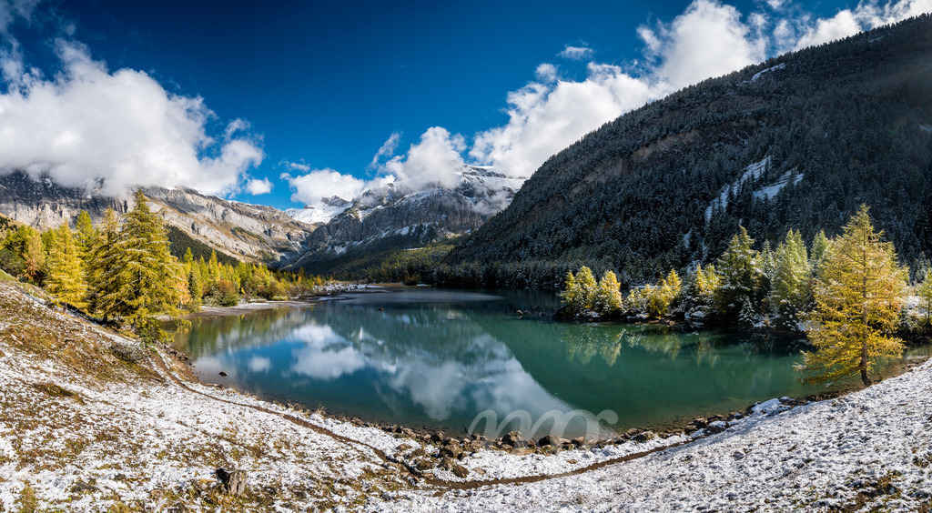 panoramic view of Lac de Derborence in autumn in Valais | Die ideale Geschenkidee für Naturliebhaber. Naturbilder von Marcel Gross Photography für ihr Zuhause in den verschiedensten Formaten und Materialien. - Realisiert mit Pictrs.com