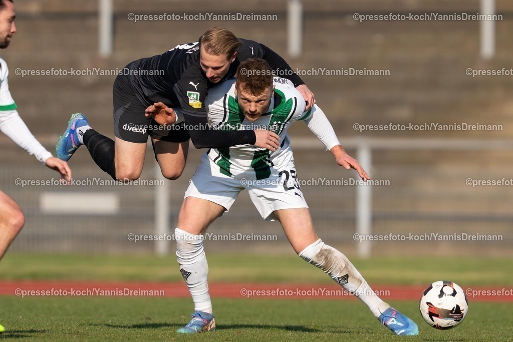 xYDR15032501095 | 15.03.2025, xydrx, Fußball, Borussia Mönchengladbach II (U23) - 1.FC Bocholt, Regionalliga West, Grenzlandstadion: Philipp Hanke (1. FC Bocholt #3) im Zweikampf gegen Lion Schweers (Borussia Moenchengladbach II #25)