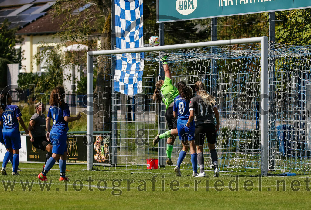 2023-09-09_018_FC_Langengeisling_gegen_TV_1864_Altoetting | Erding, Deutschland, 09.09.2023:
Fußball, Bezirksoberliga 2023 / 2024, 2. Spieltag, FC Langengeisling gegen TV 1864 Altötting, Endergebnis: 2:3

Monika Bichlmaier (FC Langengeisling, #4), Torwart Isabell Losleben (FC Langengeisling, #1), Sandra Zeilhofer (FC Langengeisling, #8), Sandra Utzschmid (TV 1864 Altötting, #17)

Foto: Christian Riedel / fotografie-riedel.net