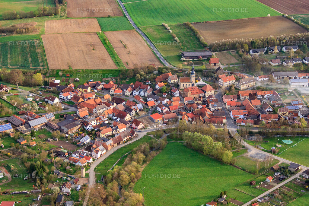 Luftbild: Burg Burggut Höchheim und Michaeliskirche in Höchheim im Bundesland Bayern in Deutschland. – Foto: IMG_63903.jpg vom 04.04.2014 durch Werner Riehm/FLY-FOTO.de – Auflösung des Originals: 4752 x 3168 px – DenkmalAtlas 2.0 – Evang.- Luth. Pfarramt Irmelshausen