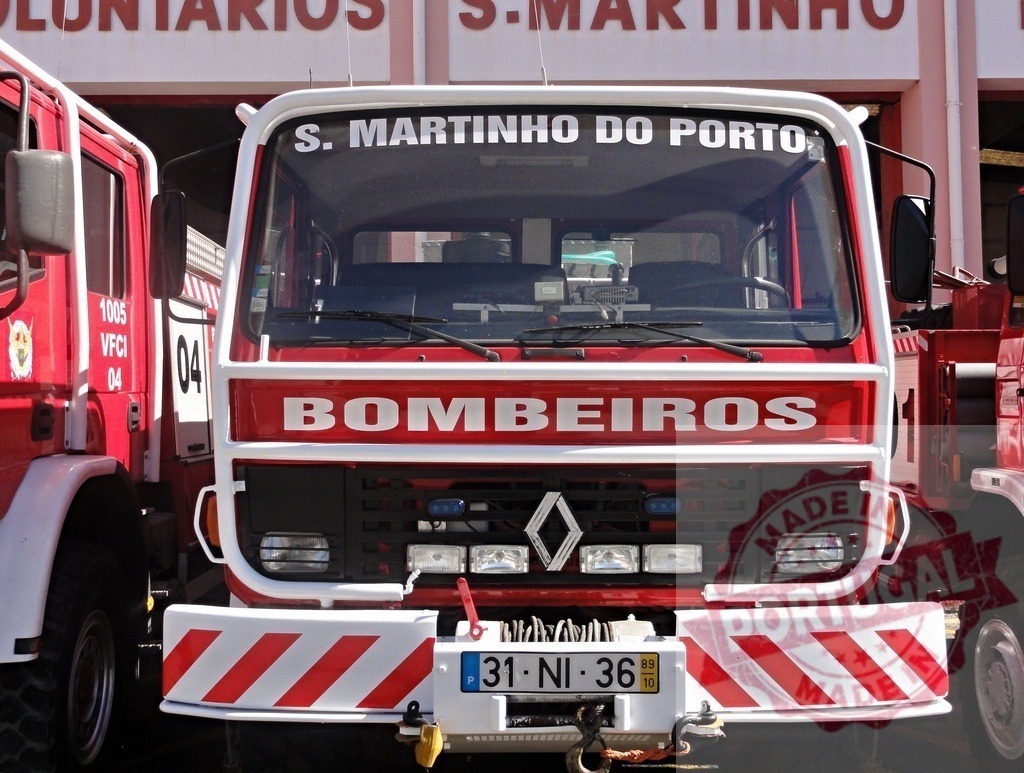 S. Martinho do Porto bombeiros fire truck parked | Red fire truck from Portugal's S. Martinho do Porto volunteer fire department - Realisiert mit Pictrs.com