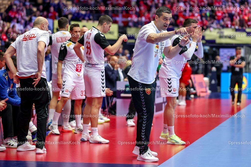 EHF20012601037 | 20.01.2026, Handball, Men's EHF EURO 2026, Nordmazedonien - Rumänien, Jyske Bank Boxen in Herning, Dänemark, Preliminary Round:  Headcoach Kiril Lazarov (North Macedonia #hc) gestikulierend am Spielfeldrand  