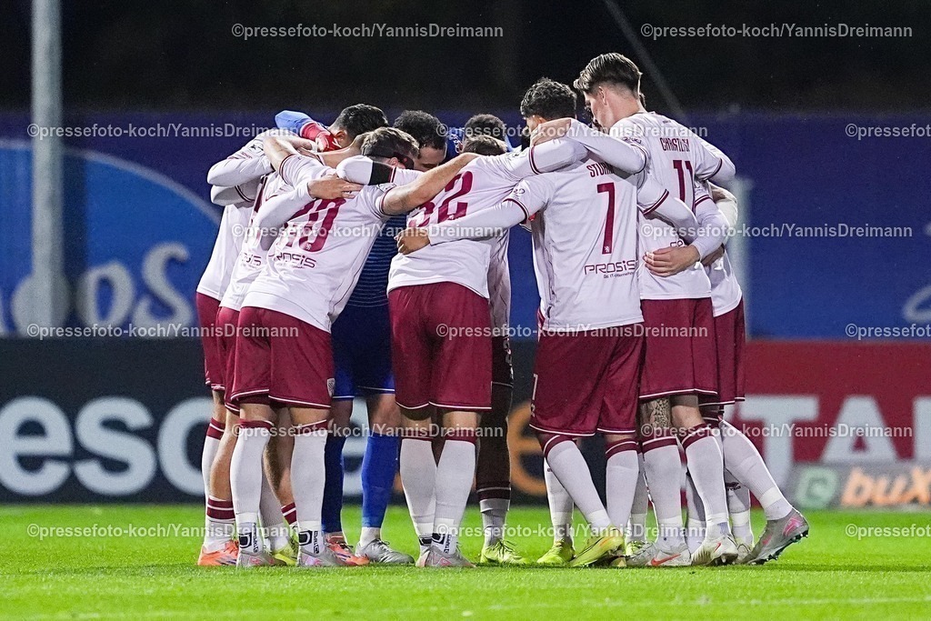 xYDR31102501100 | 31.10.2025, xydrx, Fußball, 3.Liga, FC Viktoria Köln - FC Ingolstadt 04, Saison 2025 2026, Sportpark Höhenberg: Die Spieler vom FC Ingolstadt bilden einen Kreis  DFB regulations prohibit any use of photographs as image sequences and or quasi-video.