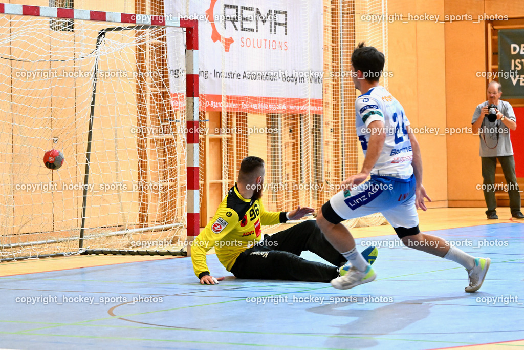 SC Ferlach vs. HC Linz AG 11.10.2023 | #96 KONECNY Micha Martin SC Ferlach, #24 BACHMANN Moritz HC LINZ, SC Ferlach vs. HC Linz AG 11.10.2023, SC Ferlach vs. HC Linz AG am 11.10.2023 in Ferlach (Ballspielhalle Ferlach), Austria, (Photo by Bernd Stefan)