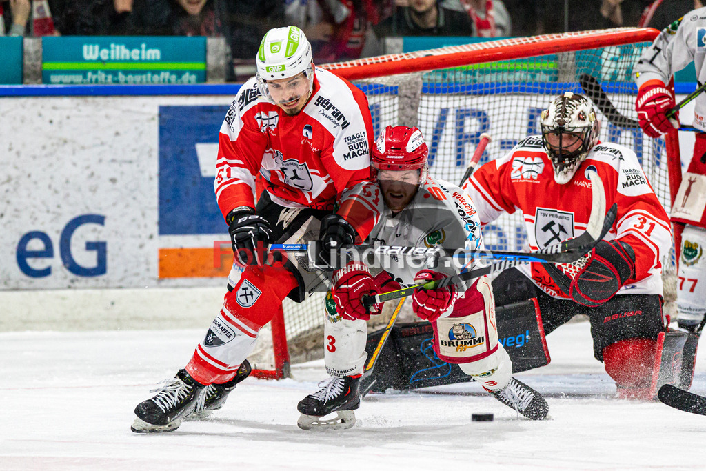 Halbfinale Spiel 3 TSV Peißenberg Miners vs TEV Miesbach | Eishockey Bayernliga Playoffs 2023/2024, Halbfinale Spiel 3 TSV Peißenberg Miners vs TEV Miesbach, 20240315,
Duell zwischen Maximilian BRAUER (Miners 51) und Thomas MÄRZ (TEVM 3),
2024-03-15 in Peißenberg (Eisstadion)
51 Maximilian BRAUER (Miners 51), 3 Thomas MÄRZ (TEVM 3)
Copyright: WolfgangxLindner foto-lindner.de
