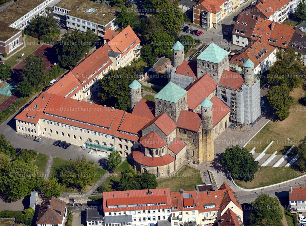 3292869 | Die Michaeliskirche (auch St. Michaeliskirche oder St. Michaelis) in Hildesheim ist eine ottonische, also vorromanische bzw. frühromanische Kirche.