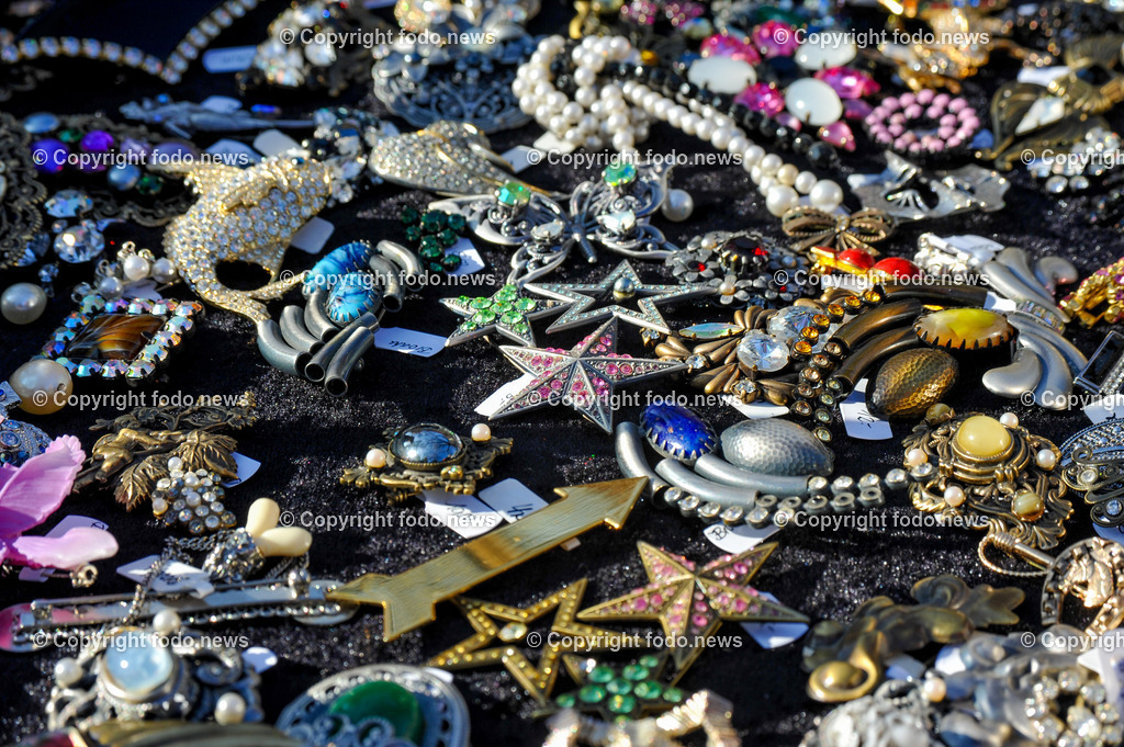 Deutschland_ Baden-Wuerttemberg_ Stuttgart_ 15.02.2025-51 | 15.02.2025, Deutschland, GER, Baden-Wuerttemberg, Stuttgart, im Bild Themenbild, Stadtansichten, Flohmarkt, Modeschmuck, Glitzer, Steine, Schmuck, Sammlung, Anstecker, Feature, Symbolbild