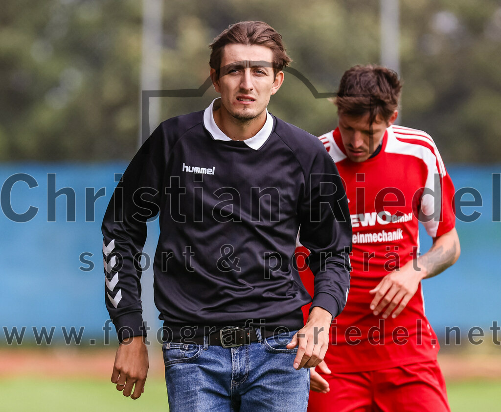 2023-08-06_035_SpVgg_Neuching_gegen_SG_Hoerlkofen-Woerth | Neuching, Deutschland, 06.08.2023:
Fußball, A-Klasse 2023 / 2024, 1. Spieltag, SpVgg Neuching gegen SG Hörlkofen/Wörth, Endergebnis: 0:0

Trainer Lorenz Becker (SG Hörlkofen/Wörth), Lukas Becker (SG Hörlkofen/Wörth, #11)

Foto: Christian Riedel / fotografie-riedel.net