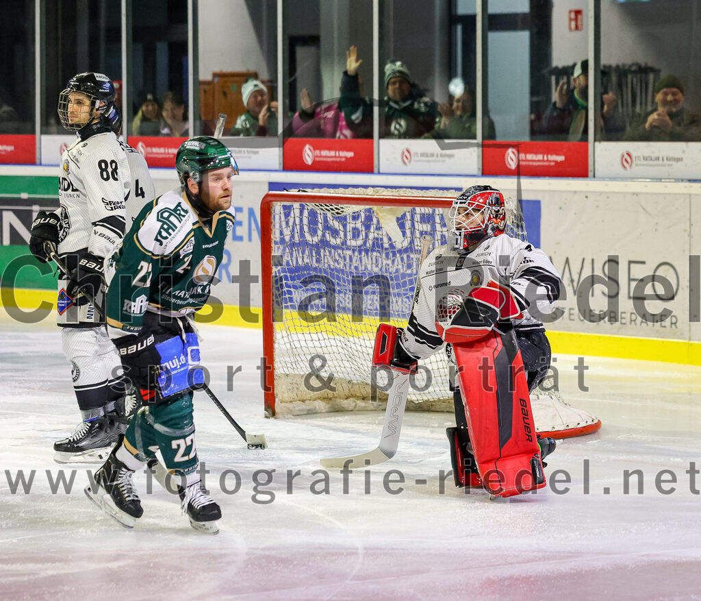 2025-11-25_113_TSV_Erding_gegen_EHF_Passau_Black_Hawks | Erding, Deutschland, 25.11.2025:Eishockey, Oberliga Süd 2025 / 2026, 20. Spieltag, TSV Erding gegen EHF Passau Black Hawks, Endergebnis: 2:3 n.V.David Seidl (EHF Passau Black Hawks, #88), Grady Hobbs (Erding Gladiators, #22), Torwart Janik Engler (EHF Passau Black Hawks, #30)Foto: Christian Riedel / fotografie-riedel.net