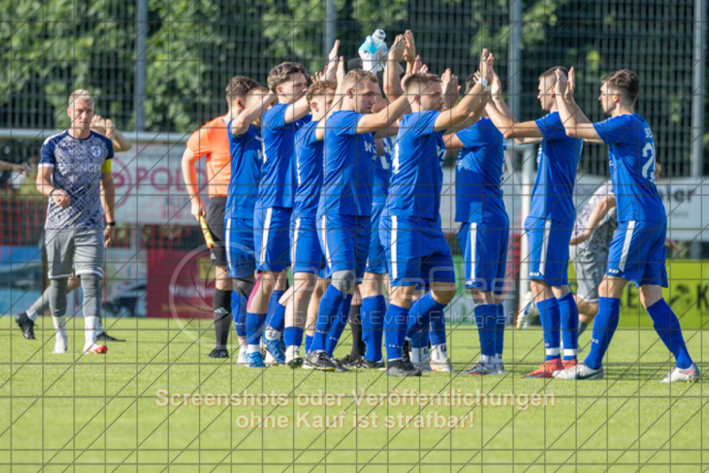 20250618_183909_0085 | #,SG Erkenbrechtsweiler-Hochwang (blau) vs. TSV Berkheim (grau), Fußball, Entscheidungsspiel 2 in Bezirksliga - Bezirk Neckar/Fils, Saison 2024/2025, Rasenplatz, Erlengarten 37, 73087 Bad Boll, 18.06.2025 - 18:30 Uhr,Foto: PhotoPeet-Sportfotografie/Peter Harich