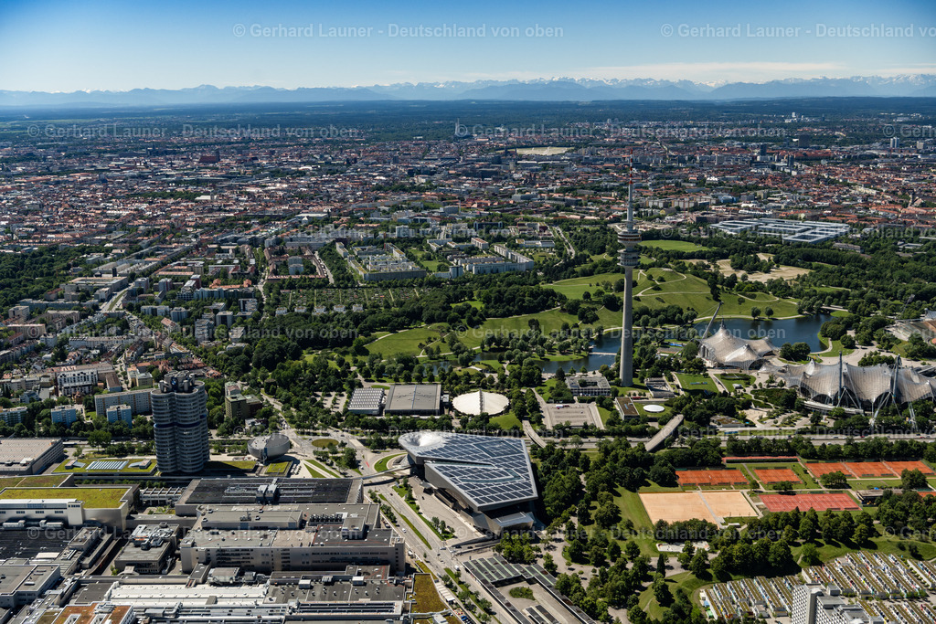 4031090 | MüNCHEN 12.06.2020 Die BMW-Welt ist ein kombiniertes Ausstellungs-, Auslieferungs-, Erlebnis-, Museums- und Eventgebäude in München im Bundesland Bayern und ist Teil der Konzernzentrale des Automobilherstellers BMW. In der sogenannten Markenwelt, einem Ausstellungspavillon, werden die aktuellen Modelle von BMW, MINI, Rolls-Royce Motor Cars und BMW Motorrad sowie Innovationen und Technik präsentiert. Weiterführende Informationen bei: BMW Bayerische Motoren Werke AG,  COOP HIMMELB(L)AU Wolf D. Prix / W. Dreibholz &amp; Partner ZT GmbH. // The BMW Welt is a combined exhibition, delivery, adventure, museum and event venue in Munich in Bavaria and is part of the corporate headquarters of the car manufacturer BMW. In the so-called brand world, an exhibition pavilion, the current models of BMW, MINI, Rolls-Royce Motor Cars and BMW Motorrad, innovations and technology are presented. Further information at: BMW Bayerische Motoren Werke AG,  COOP HIMMELB(L)AU Wolf D. Prix / W. Dreibholz &amp; Partner ZT GmbH. Foto: Gerhard Launer