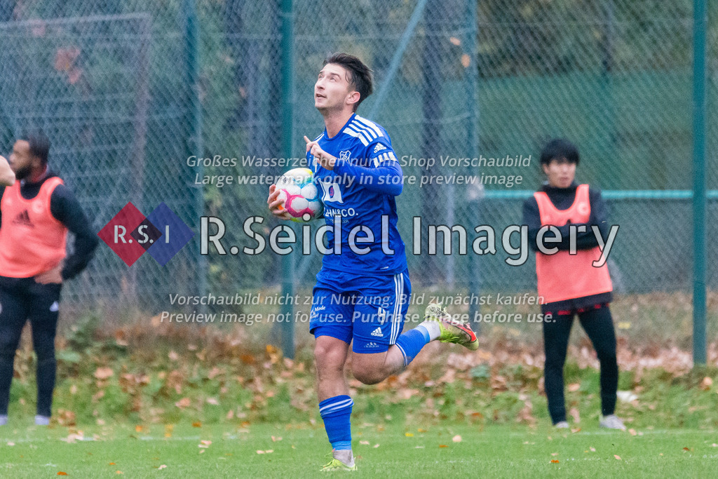 Fußball, Saison 2022/23, Oberliga Hamburg, WTSV Concordia Hamburg - Niendorfer TSV, Sportpark Hinschenfelde (Hamburg), 13.11.2022, 19. Spieltag | Lennard Speck (#4, NTSV) schaut nach dem versenkten Elfmeter in den Himmel.