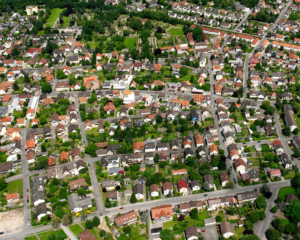 2626345 | Kehl 09.06.2006 Landwirtschaftliche Nutzflächen und Feldgrenzen  umsäumen das Siedlungsgebiet des Dorfes in Kronenhof im Bundesland Baden-Württemberg, Deutschland // Agricultural land and field boundaries surround the settlement area of the village  in Kronenhof in the state Baden-Wuerttemberg, Germany Foto: Gerhard Launer