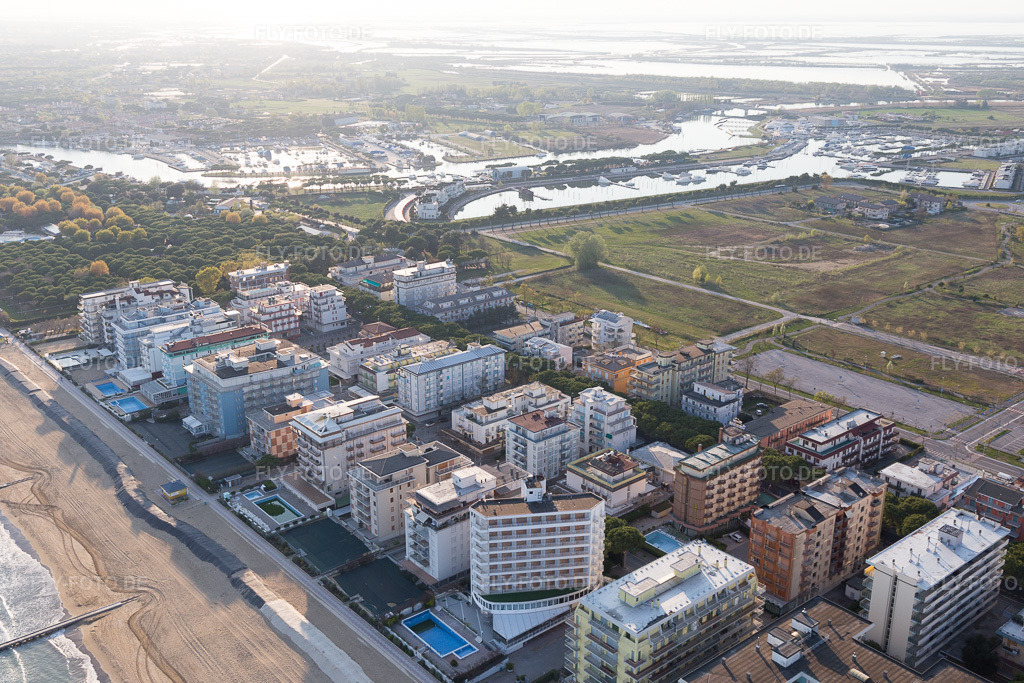 Luftbild: Ortsansicht in Jesolo im Bundesland Venetien in Italien. Foto: IMG_098207.jpg vom 03.04.2017 durch Werner Riehm/FLY-FOTO.de
