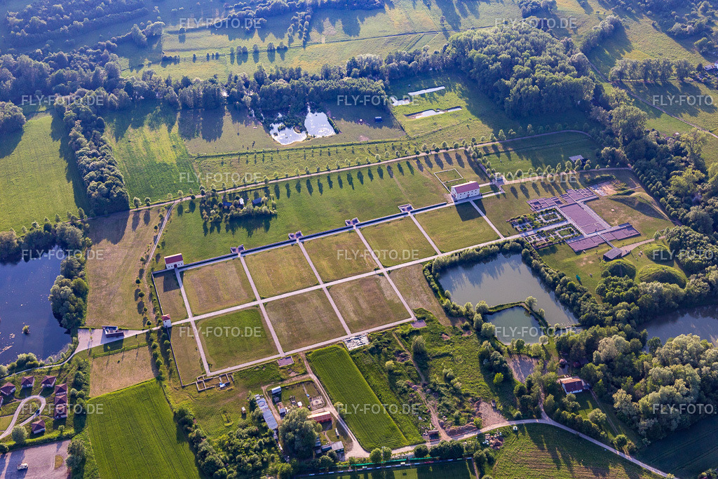 Freilegung archäologischer Grabungsstätten aus der Römerzeit auf dem Gelände des Europäischen Kulturpark Bliesbruck-Reinheim. in Reinheim | Luftbild: Freilegung archäologischer Grabungsstätten aus der Römerzeit auf dem Gelände des Europäischen Kulturpark Bliesbruck-Reinheim. in Reinheim im Ortsteil Reinheim in Gersheim im Bundesland Saarland in Deutschland. Foto: IMG_107330.jpg vom 19.05.2018 durch Werner Riehm/FLY-FOTO.de - Realisiert mit Pictrs.com