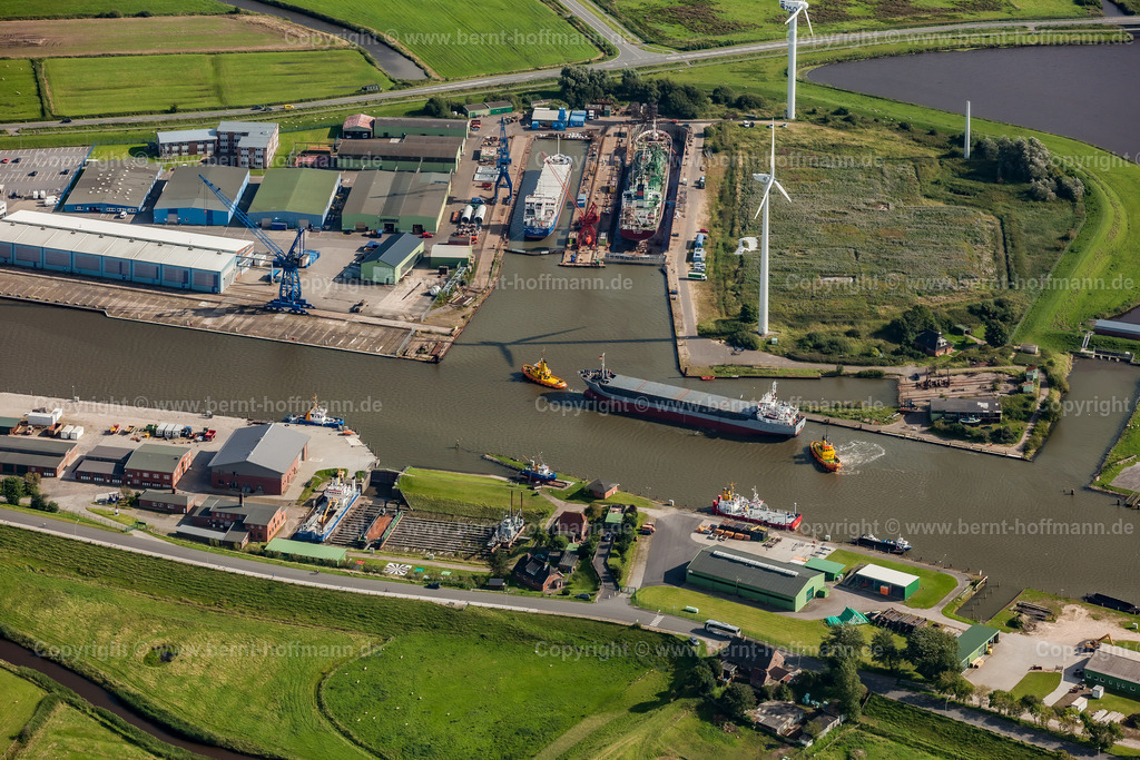 PLB_7483_Husum-Hfn_Werft_90x60 | LUFTBILD. Husumer Hafen. __ Nordsee -Hafen in Husum. Hafen mit Werft zur Schiffsreparatur. Zwei Schlepper bugsieren ein " Kümo " Küstenmotorschiff an den Liegeplatz. - Realisiert mit Pictrs.com