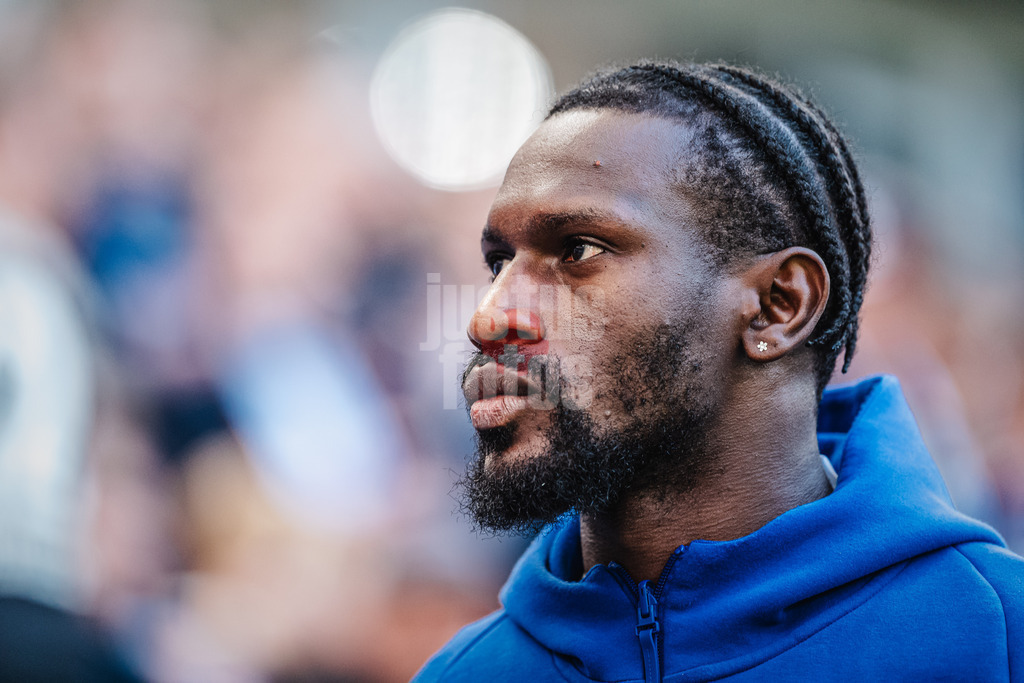 Fußball | Männer | Saison 2024/2025 | 2. Fußball-Bundesliga | 31. Spieltag | Hamburger SV vs. Karlsruher SC | 27.04.2025 | Der verletzte Bakery Jatta (#18, HSV) auf dem Weg zur Bank