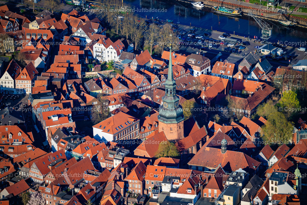 Stade_Altstadt_Cosmea_Kirche_ELS_4555060425 | STADE 06.04.2025 Kirchengebäude der St. Cosmae-Nicolai Kirche am Cosmae-Kirchhof in Stade im Bundesland Niedersachsen. // Church building St. Cosmae-Nicolai church at the Cosmea church graveyard in Stade in the state Lower Saxony. Foto: Martin Elsen