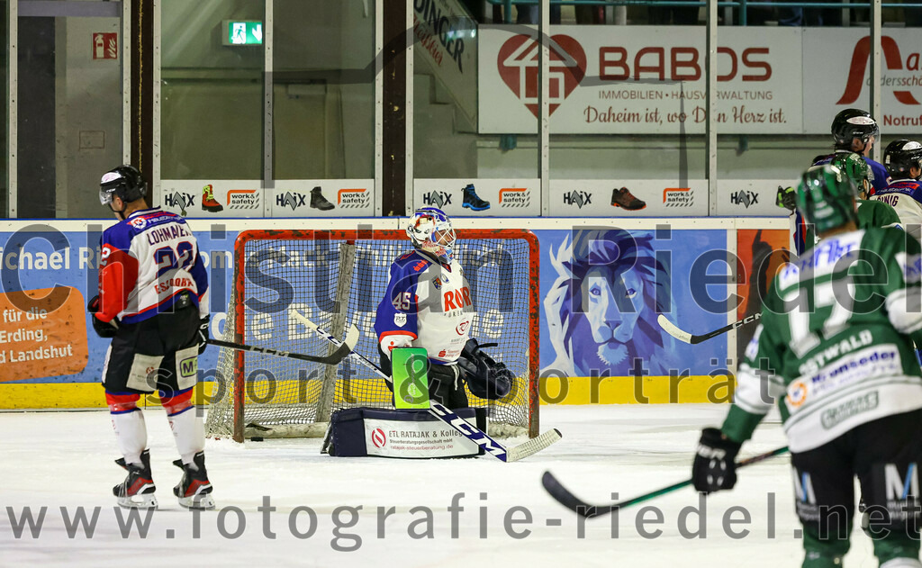 2023-11-03_082_TSV_Erding_gegen_ESC_Dorfen | Erding, Deutschland, 03.11.2023:
Eishockey, Bayernliga Vorrunde 2023 / 2024, 6. Spieltag, TSV Erding gegen ESC Dorfen, Endergebnis: 11:3

Felix Lohmaier (ESC Dorfen, #22), Torwart Maximilian Englbrecht (ESC Dorfen, #45)

Foto: Christian Riedel / fotografie-riedel.net