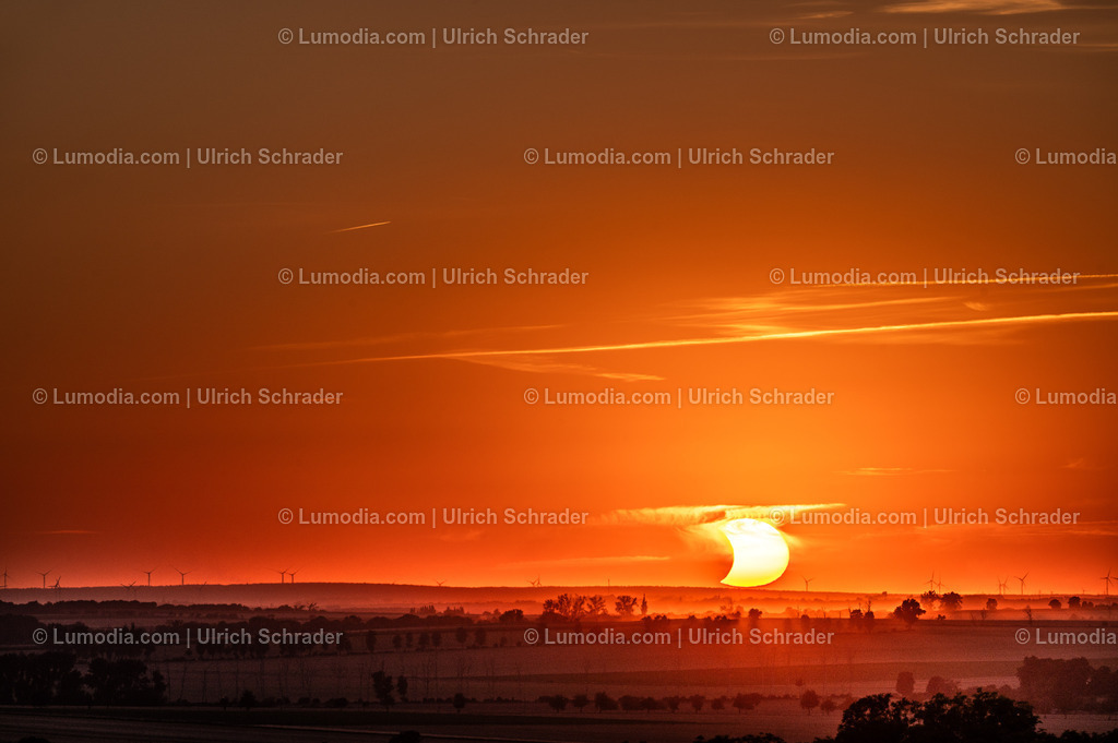 10049-14172 - Sonnenfinsternis am Huy | Stockfoto und Bilderpool mit Bildmaterial aus Deutschland, dem Harz, Halberstadt, Quedlinburg, Wernigerode und weltweit. Qualitativ hochwertige und professionelle Fotos anschauen und kaufen. - Realisiert mit Pictrs.com