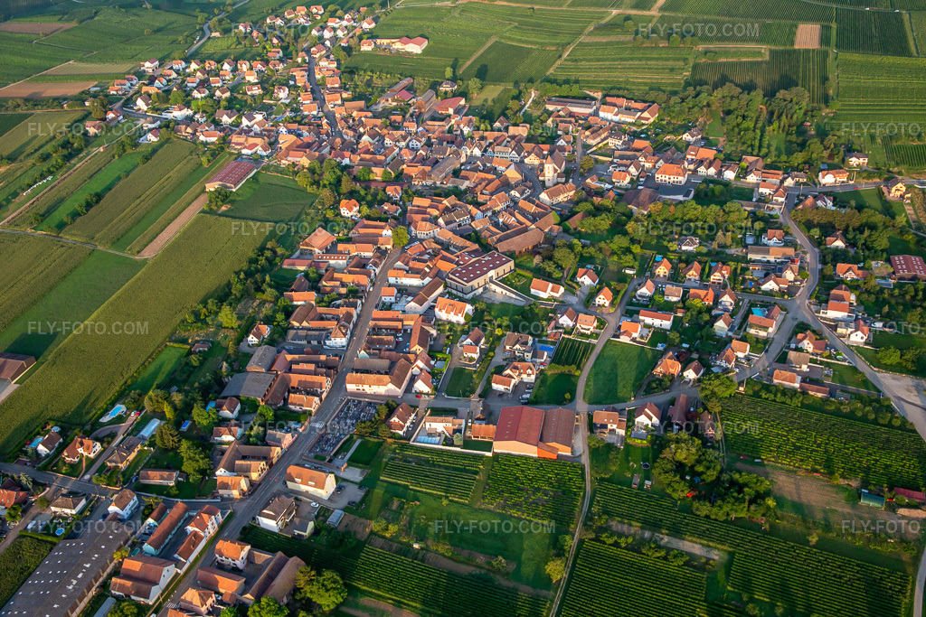 Aerial view: View of the town in Dahlenheim in the state Bas-Rhin, France.Photo: IMG_138019.jpg taken on 08/19/2023 by Werner Riehm/FLY-FOTO.comResolution of the original: 5472 x 3648 px
