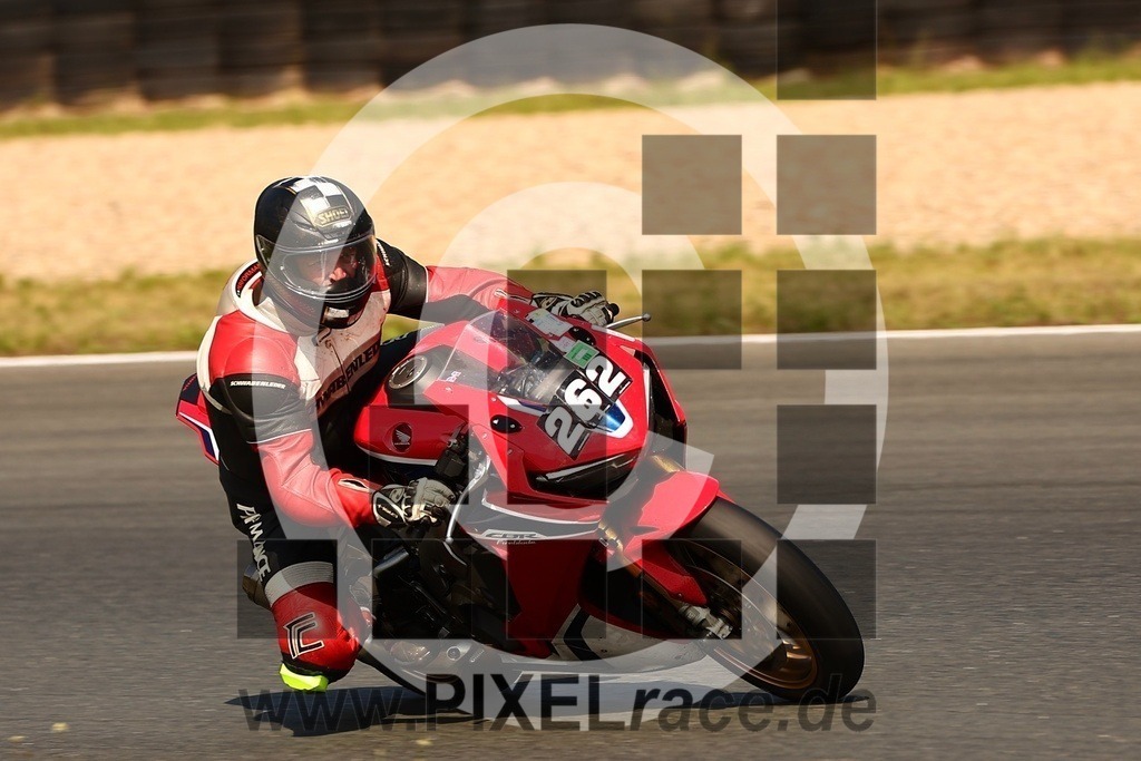 0262-20250720_15516 | Schöne Erinnerungen an spannende Momente - das festzuhalten ist unser Job. PIXELrace.de ist seit 2003 auf den Rennstrecken Europas unterwegs um die Action draußen beim Fahren und die wunderbare Stimmung imm Fahrerlager für euch einzufangen.