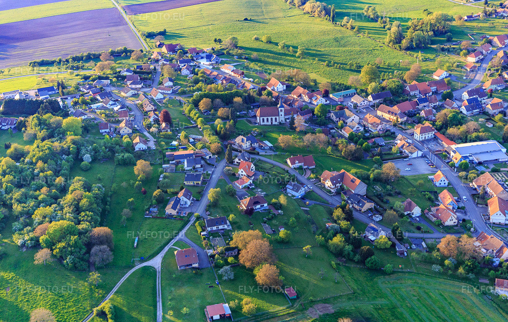 Vue aérienne: Vue du village depuis le sud à Durstel dans le département Bas Rhin, France. Photo: IMG_145858.jpg prise le 30/04/2025 par Werner Riehm/FLY-FOTO.eu – Résolution de l'original: 5472 x 3468 px