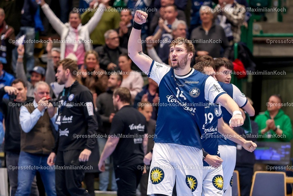 BHC11122501113 | 11.12.2025, Handball, HBL, Bergischer HC - ThSV Eisenach, Unihalle Wuppertal: Abschlussjubel nach dem 27:26 Sieg für den BHC - Gerdas Babarskas (BHC #14) 
