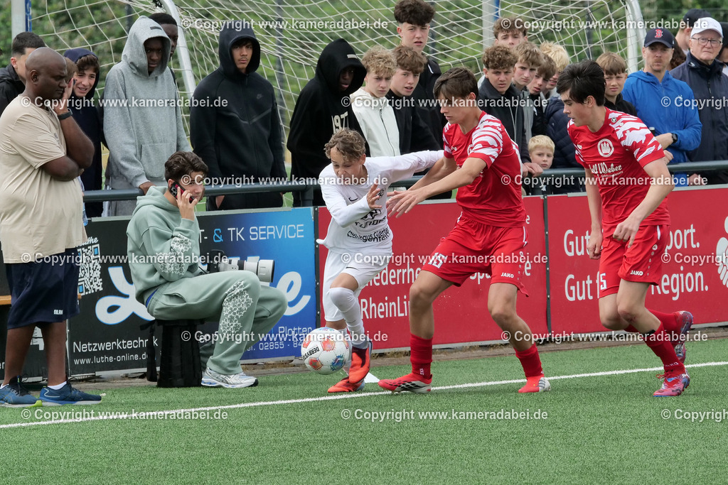 Fußball : C-Junioren : Aufstieg Regionalliga West : SUS 09 Dinslaken - Vfb 03 Hilden am 04.06.2026 in Dinslaken | Fußball : C-Junioren : Aufstieg Regionalliga West : SUS 09 Dinslaken (rotr Trikots)- Vfb 03 Hilden (weiße Trikots) am 04.06.2026 in Dinslaken - Realisiert mit Pictrs.com