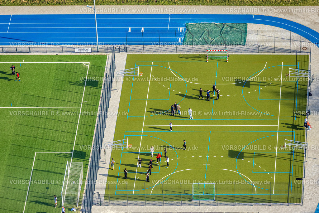 Bottrop250202382Mitte | Luftbild, neuer Sportplatz SV 1911 Bottrop e.V. Fußballstadion mit Laufstrecke und Kleinfeld, Schüler beim Sporttraining, Eigen, Bottrop, Ruhrgebiet, Nordrhein-Westfalen, Deutschland