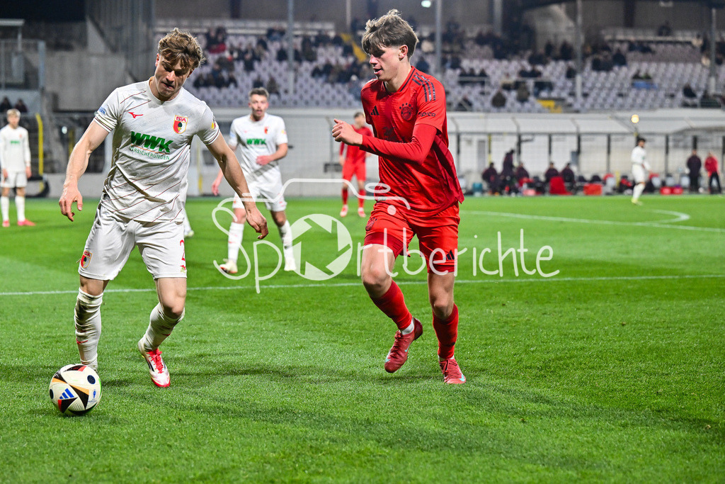 FC Bayern Amateure - FC Augsburg II | im Duell Julian BELL (FC Augsburg II 2) und Guido DELLA ROVERE (FC Bayern München II #10) / Zweikampf / Regionalliga Bayern: FC Bayern Muenchen II - FC Augsburg II, Gruenwalder Stadion am 14.03.2025